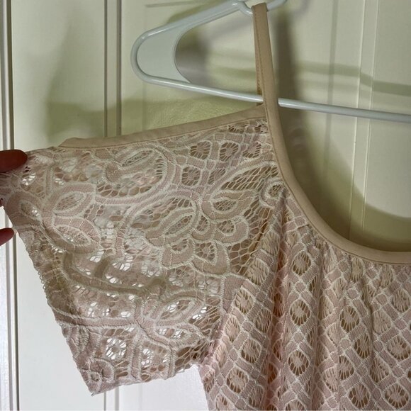 Battenberg lace overlay cold shoulder - Picture 2 of 11